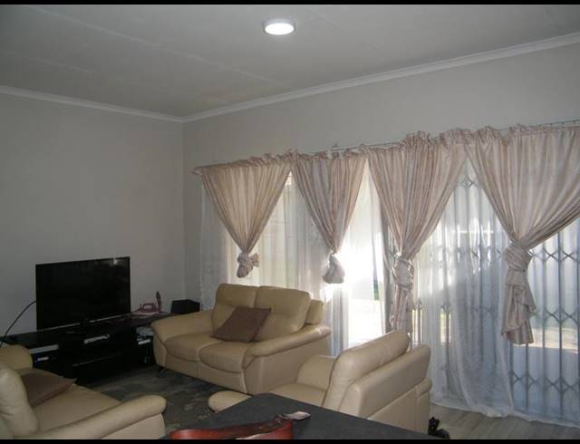 2 BEDROOM TOWNHOUSE FOR SALE IN HEATHERDALE AH